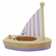 Drevená mini hračka plachetnica fialová